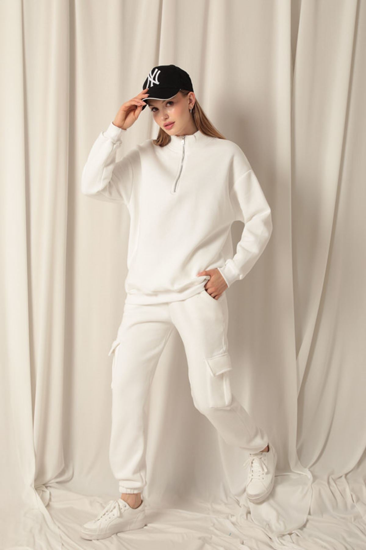 Üç İplik Dik Yaka Yarım Fermuarlı Kadın Ekru Sweat