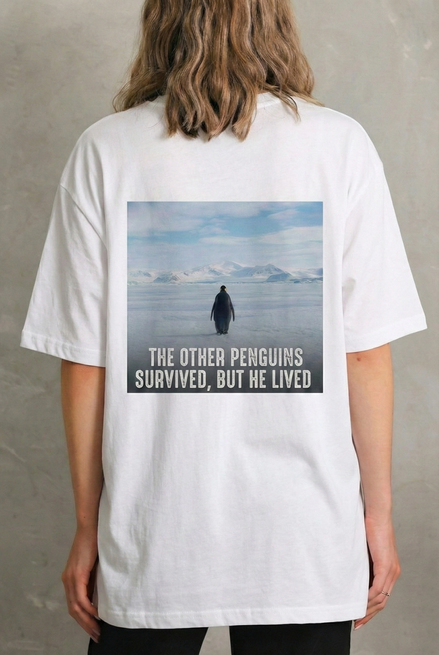 Kadın Oversize Tişört - Sırt Baskılı "Survivor Penguin" Temalı Felsefi Yazılı - Beyaz