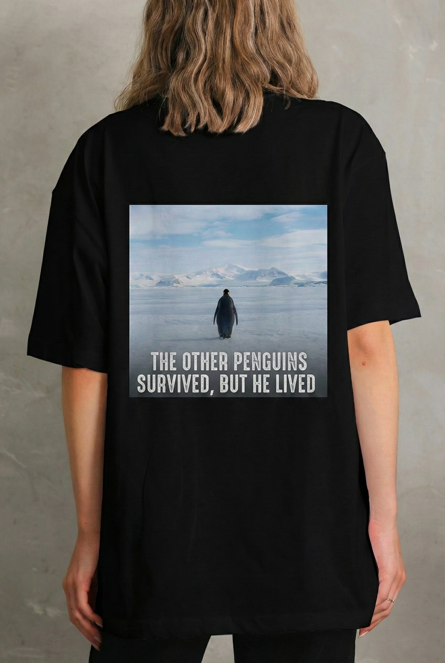 Kadın Oversize Tişört - Sırt Baskılı "Survivor Penguin" Temalı Felsefi Yazılı - Siyah