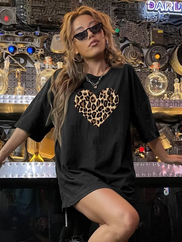 Kadın Leopar Kalp Baskılı Tişort Kısa Kol Bisiklet Yaka Ovarsize T-shirt - Siyah