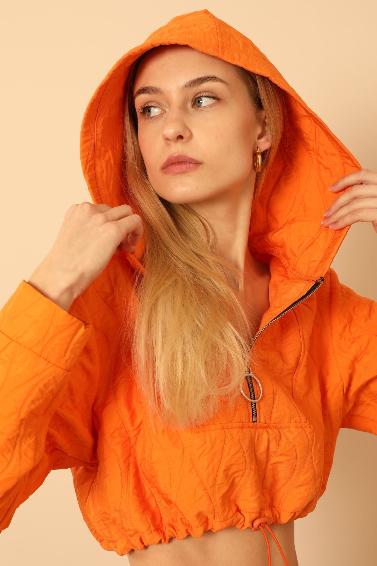 Jakar Kumaş Kapüşonlu Soğan Desen Kadın Crop Sweat-Oranj