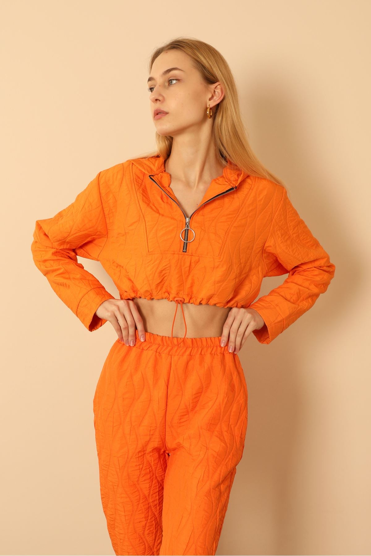 Jakar Kumaş Kapüşonlu Soğan Desen Kadın Crop Sweat-Oranj