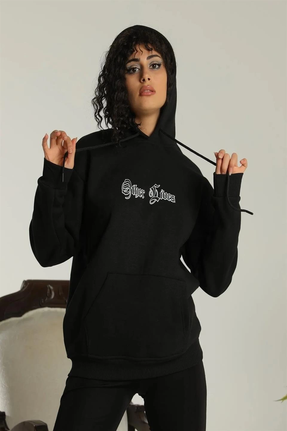 Kadın Oversize Üç İplik Kapüşonlu Sweatshirt Siyah Other Lives Ön ve Arka Baskılı Şardonlu