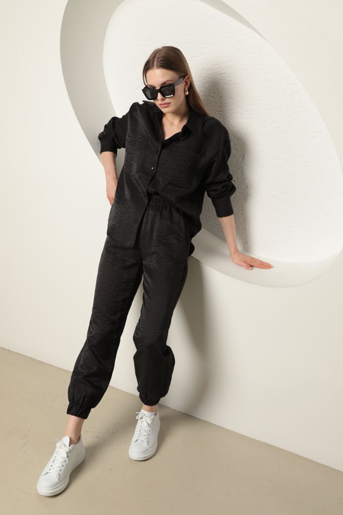 Parlak Kumaş Kadın Takım-Siyah