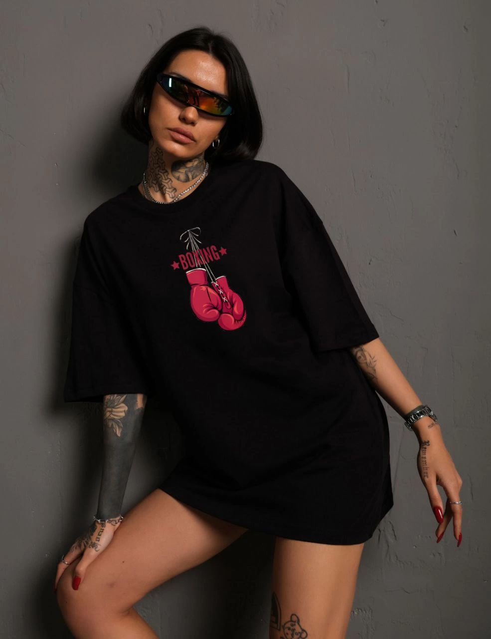 kadın Bisiklet Yaka Boks eldiven Baskılı Oversize T-Shirt - Siyah